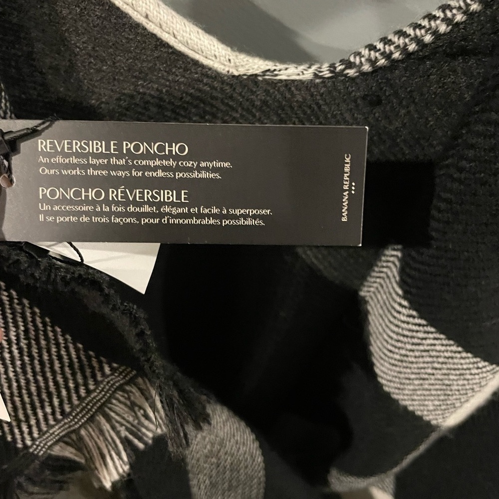 Reversible NWT Banana Republic - one size Poncho 🖤🤍 - Picture 3 of 5